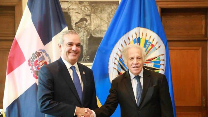 El presidente Luis Abinader junto al secretario general de la Organización de Estados Américanos (OEA). (FUENTE EXTERNA)
