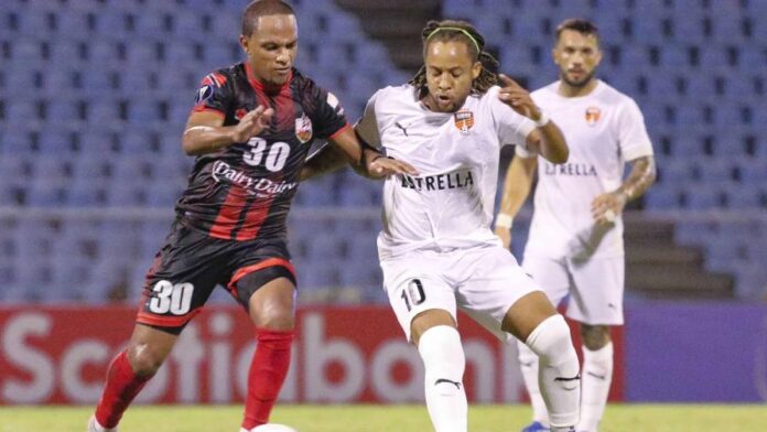 El veterano Charles Herold (10) ingresó desde el banco para el Cibao FC. (FUENTE EXTERNA)