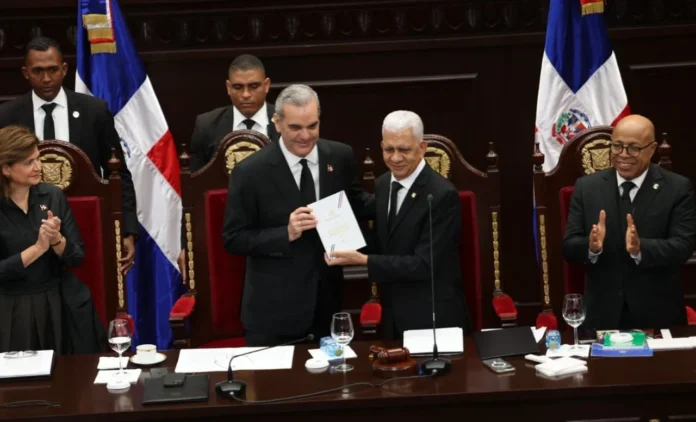 Proclamación de la nueva Constitución enfrenta a legisladores de oposición y oficialistas