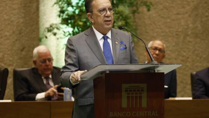 Valdez Albizu sobre el turismo: "Se ha convertido en la espina dorsal del crecimiento económico"