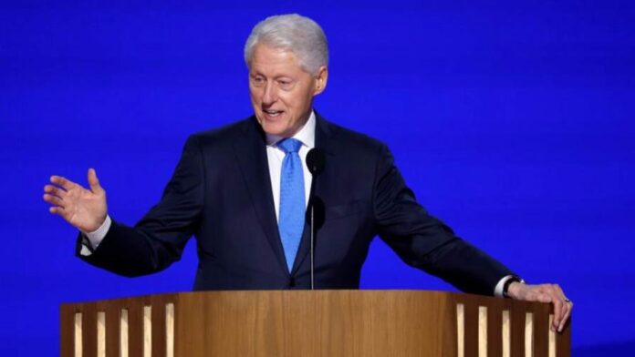 De iglesias a McDonald's, Bill Clinton hace campaña por Kamala Harris en Georgia
