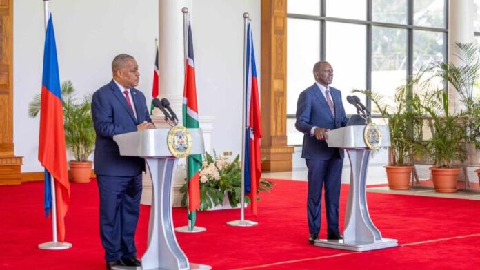 El primer ministro interino de Haití, Garry Conille y el presidente de Kenia, William Ruto, tratan sobre la crisis en Haití. (FUENTE EXTERNA) El primer ministro interino de Haití, Garry Conille y el presidente de Kenia, William Ruto, tratan sobre la crisis en Haití. (FUENTE EXTERNA)