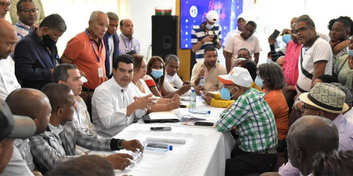 Wellington Arnaud realiza encuentro con comunitarios de la provincia San Cristóbal