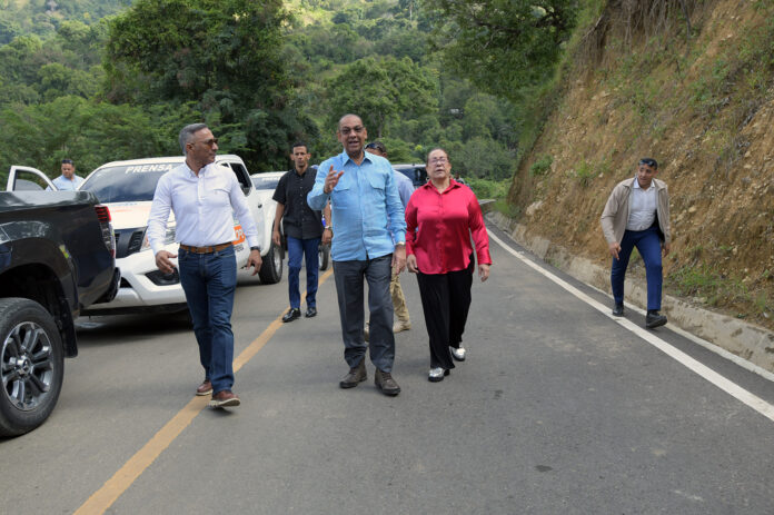 Deligne Ascención destaca avance de trabajos en carreteras de comunidades de Santiago y La Vega