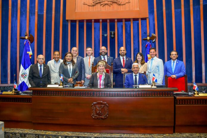 La comisión de senadores estadounidenses estuvo encabezada por su presidenta Karen Spilka