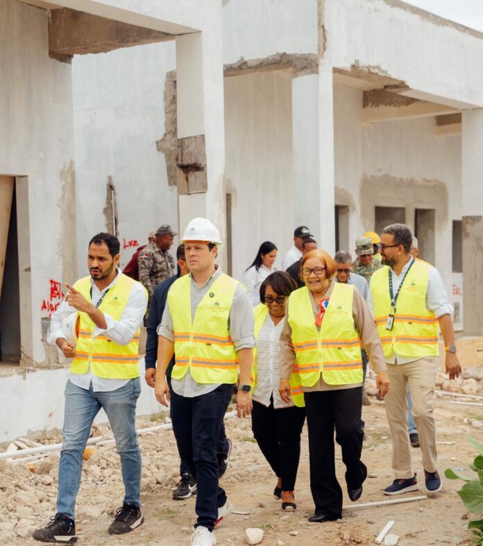 Ministro Bonilla supervisa avances en construcción de centros penitenciarios en San Juan y Barahona