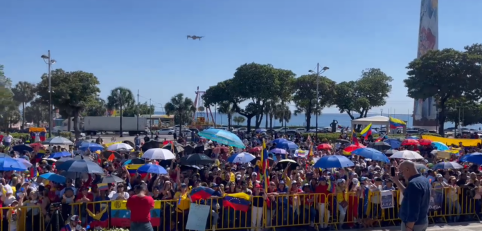 Venezolanos en RD muestran su respaldo a Edmundo González frente al Palacio Nacional Venezolanos en RD muestran su respaldo a Edmundo González frente al Palacio Nacional