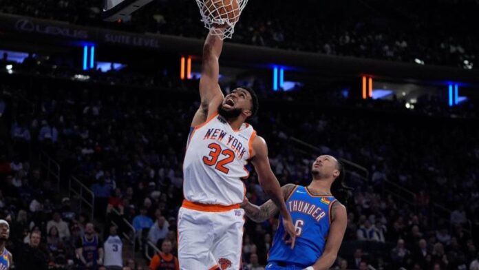 Karl-Anthony Towns (32), de los New York Knicks, clava el balón frente a Jaylin Williams (6), de Oklahoma City Thunder, durante la segunda mitad de un partido de baloncesto de la NBA, el viernes 10 de enero de 2025, en Nueva York. (AP)