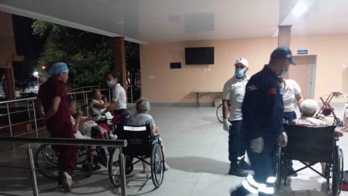 Adultos mayores son trasladados por conato de incendio en asilo de Moca