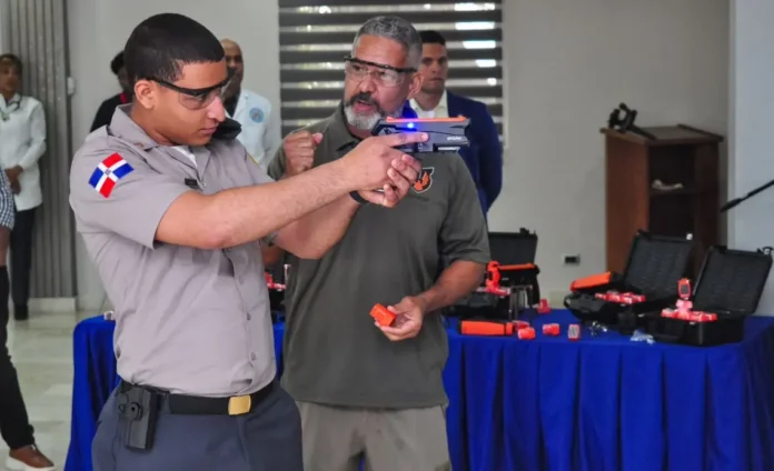 Policía Nacional capacita a 253 agentes de la provincia La Vega en el uso de la pistola TASER 7 Policía Nacional capacita a 253 agentes de la provincia La Vega en el uso de la pistola TASER 7