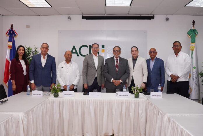 Modesto Guzmán se reúne con comerciantes e industriales de Santiago
