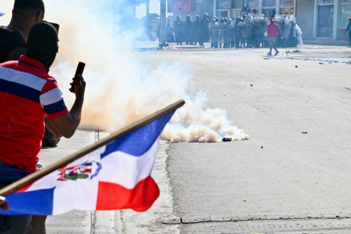 ¡Caos total en Friusa! policías y manifestantes se enfrentan en protesta
