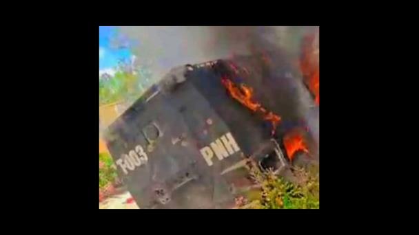 Bandas criminales queman camión de la Policía en Puerto Príncipe, Haití Bandas criminales queman camión de la Policía en Puerto Príncipe, Haití