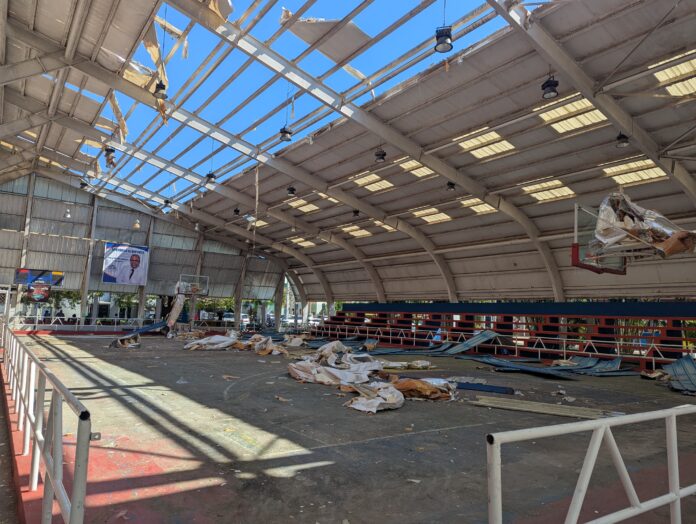 Joven cae de techo de una cancha en remodelación por falta de seguridad en Dajabón