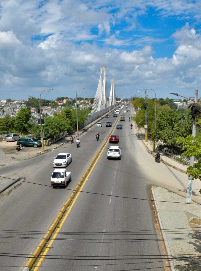 Restringen el paso de vehículos pesados por el puente de la 17