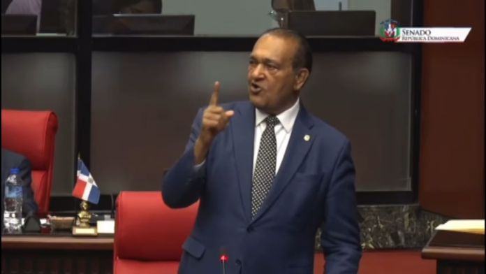 Senador Antonio Marte manda a callar al presidente del CMD Senador Antonio Marte manda a callar al presidente del CMD
