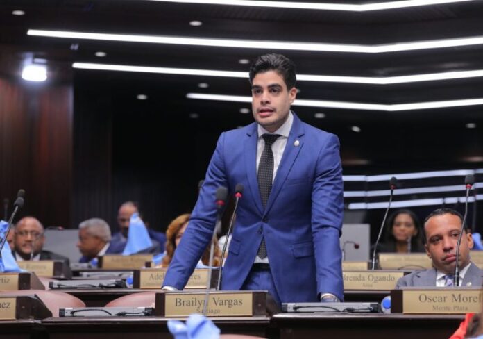Diputado Bray Vargas aclara que no abandona las pasarelas