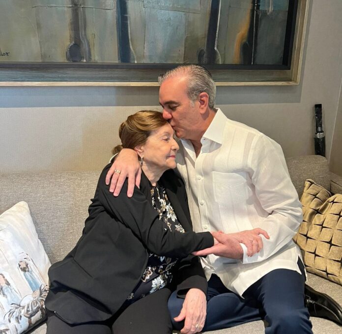 Presidente Abinader envía mensaje de felicitaciones a las madres dominicanas