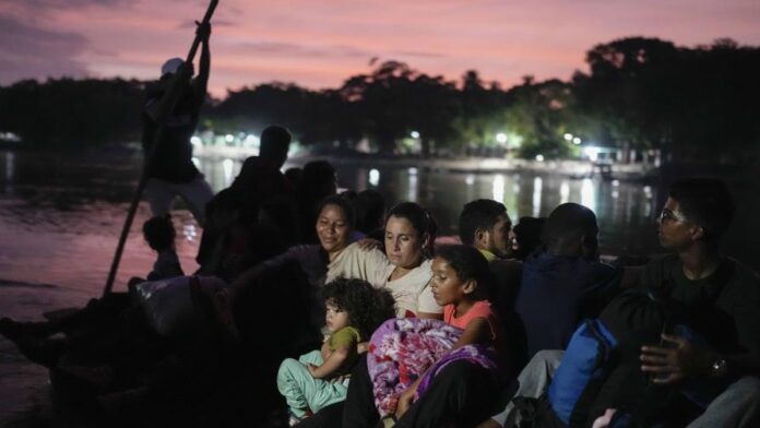 ¿Cuántos migrantes se verán afectados tras fallo que autoriza fin del parole humanitario de Biden?
