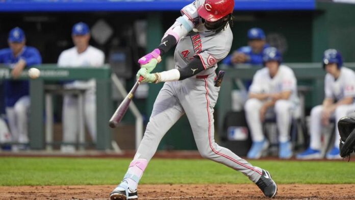De la Cruz dispara 2 largos jonrones, Singer brilla ante su equipo anterior y Rojos vencen a Reales