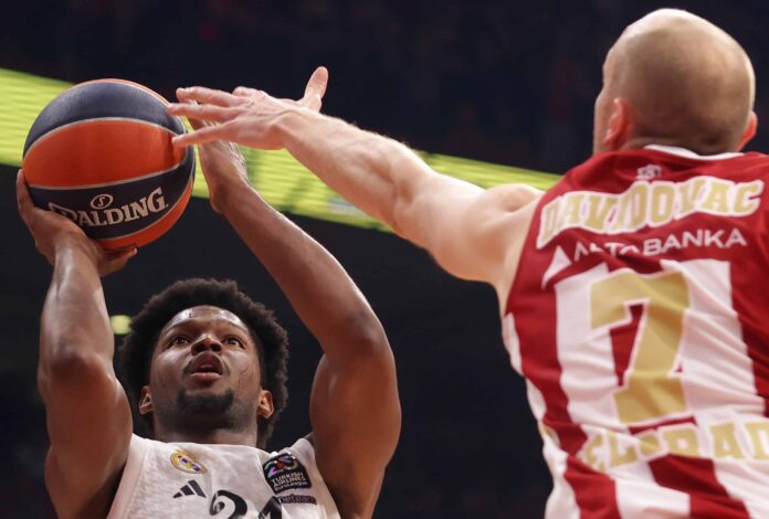 El dominicano Andrés Feliz (izquierda) del Real Madrid en acción contra Dejan Davidovac del Estrella Roja durante el partido de la Euroliga de baloncesto en Belgrado (Serbia) el 28 de marzo de 2025. (EFE) El dominicano Andrés Feliz (izquierda) del Real Madrid en acción contra Dejan Davidovac del Estrella Roja durante el partido de la Euroliga de baloncesto en Belgrado (Serbia) el 28 de marzo de 2025. (EFE)