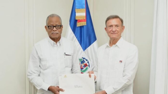 Emmanuel Fritz Longchamp es un diplomático con amplia experiencia