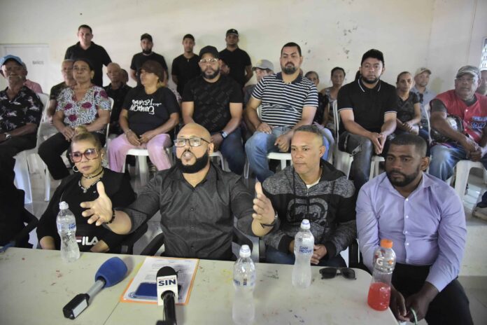 Residentes exigen obras para su comunidad en barrio se Santiago