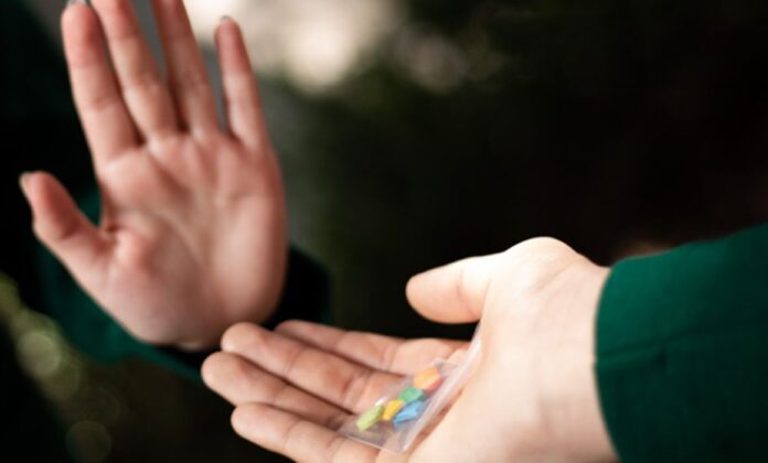 Autoridades implementarán protocolo para prevenir uso de drogas en centros educativos