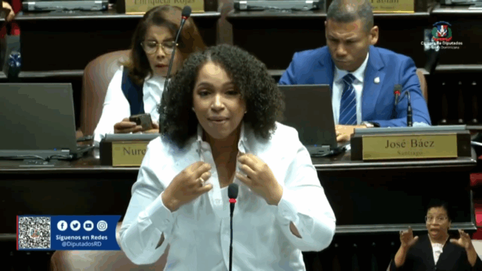 Juliana O’Neal: «Vivimos en un país donde le puede llegar una chacabana antes que medicamentos»