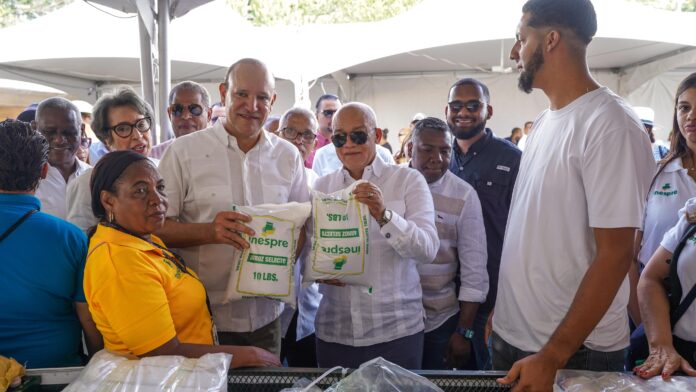 Cientos de residentes en Santiago y La Vega aprovechan ofertas en feria Inespre con las Madres Cientos de residentes en Santiago y La Vega aprovechan ofertas en feria Inespre con las Madres
