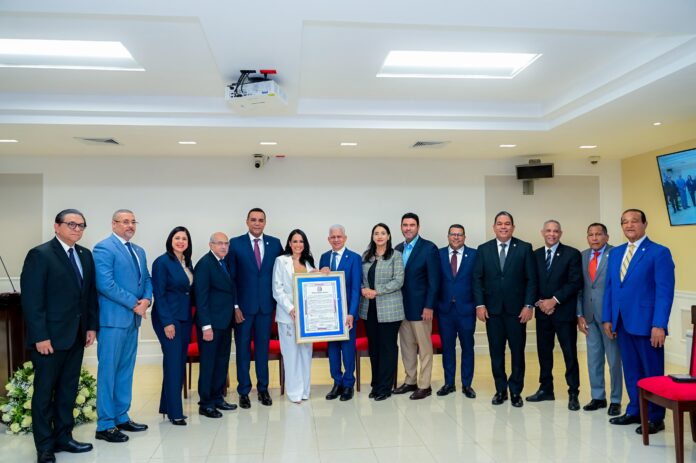 Senado reconoce actriz y presentadora Celinés Toribio por sus 30 años de trayectoria