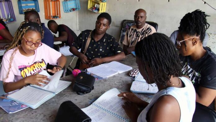 Migrantes de Haití en el sur de México encuentran una esperanza en las clases de español Migrantes de Haití en el sur de México encuentran una esperanza en las clases de español