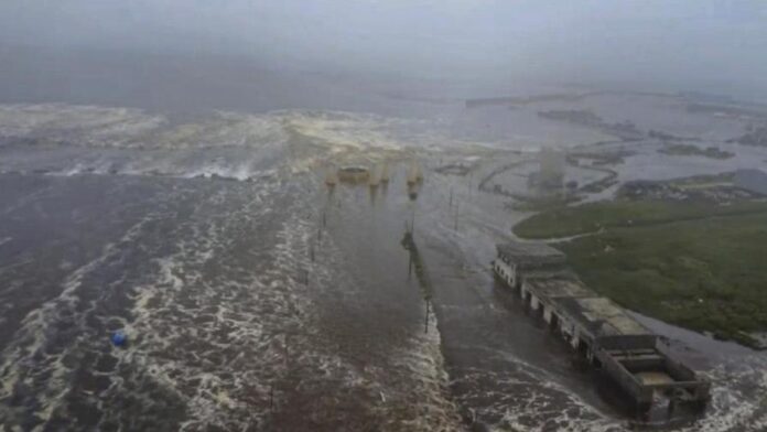 Autoridades japonesas mantienen vigilancia máxima por riesgo de tsunami en la costa del Pacífico. (EFE)