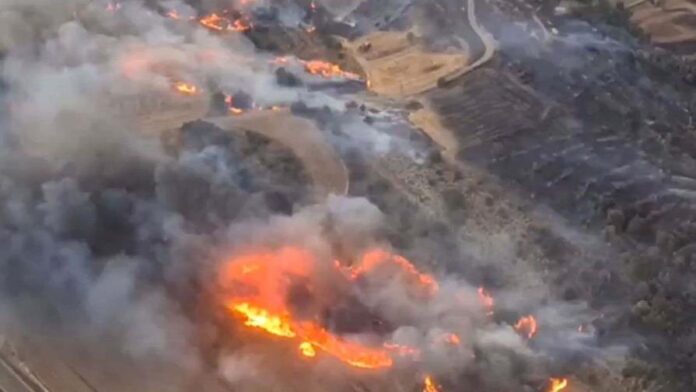 Los Bomberos de la Generalitat afrontan una difícil extinción de dos incendios simultáneos en la comarca de la Segarra, el de Torrefeta y Florejacs que afecta a una superficie de unas 5,000 hectáreas. (FUENTE EXTERNA)