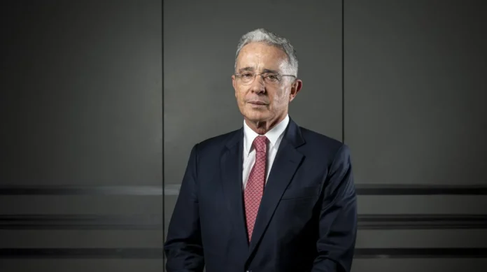 Expresidente colombiano Álvaro Uribe fue hallado culpable por soborno a un paramilitar Expresidente colombiano Álvaro Uribe fue hallado culpable por soborno a un paramilitar