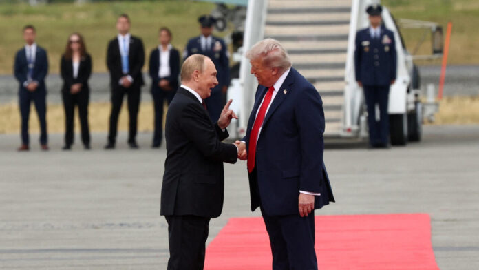 A puerta cerrada y con sus delegaciones: así se inició la reunión entre Trump y Putin en Alaska