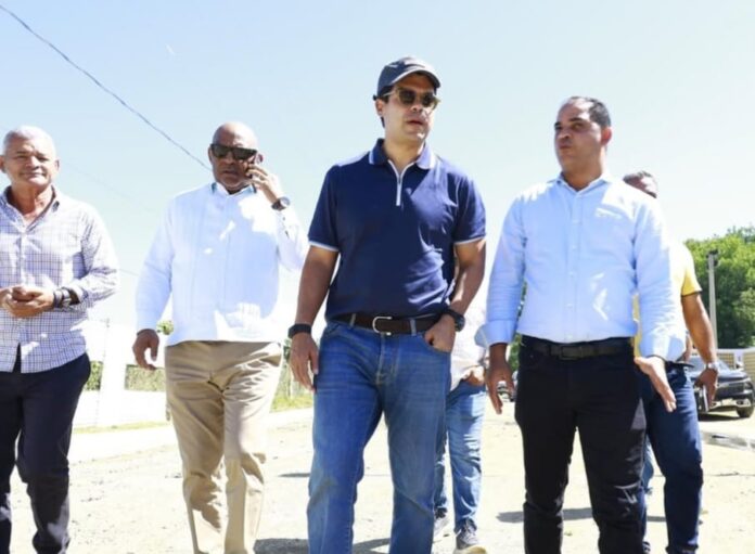 Wellington Arnaud, director ejecutivo del INAPA, supervisa alcantarillado del municipio de Mao, provincia Valverde