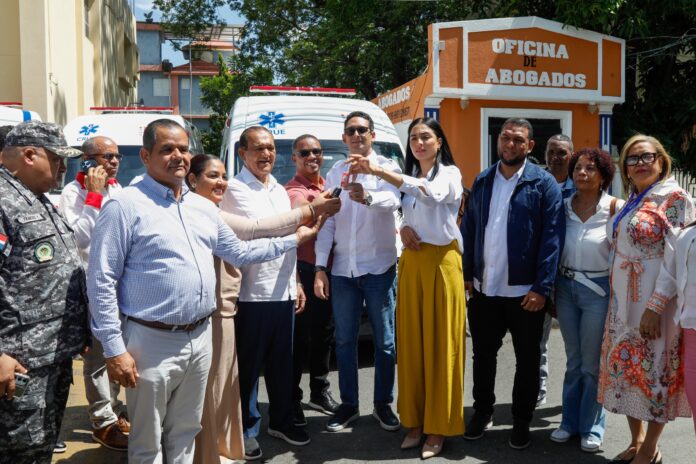 Sistema-911-entrega-tres-modernas-ambulancias-en-Santiago-Rodriguez-para.-1 Sistema 9-1-1 entrega tres ambulancias en Santiago Rodríguez por alrededor de RD$30 MM