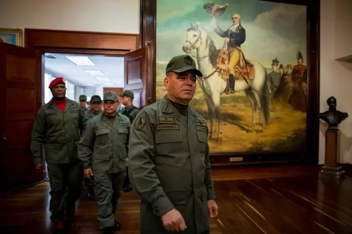 Titular de Defensa venezolano advierte que lucharán si EEUU "pone un pie" en su territorio