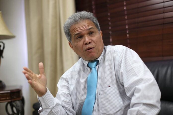 Presidente del CMD expresa su preocupación por alto número de galenos sin empleo