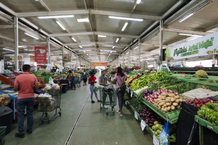 El costo de la vida se encareció un 5.35 % en los últimos 12 meses