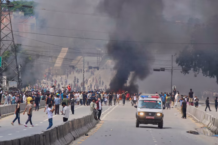 Renunció el primer ministro de Nepal que había prohibido las redes sociales y desató una represión que dejó 19 muertos