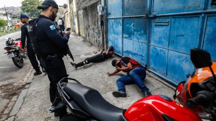 Al menos 64 muertos y 81 detenidos en una operación contra narcos en favelas de Río Al menos 64 muertos y 81 detenidos en una operación contra narcos en favelas de Río