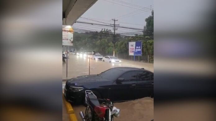 Lluvias provocan inundaciones urbanas en Santiago Lluvias provocan inundaciones urbanas en Santiago