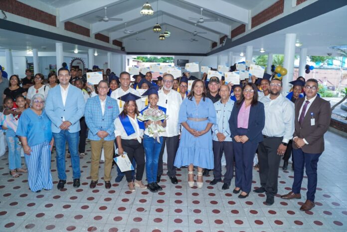 Desarrollo de la Comunidad capacita residentes en Azua y Bonao