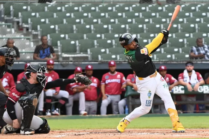 Estrellas Orientales mantienen su paso perfecto con un festival de batazos para un triunfo 9-4 ante los Gigantes Estrellas Orientales mantienen su paso perfecto con un festival de batazos para un triunfo 9-4 ante los Gigantes