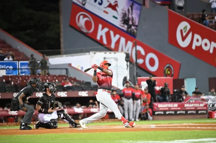 El Escogido ruge otra vez tras la tormenta Melissa al vencer a Gigantes 10-2 El Escogido ruge otra vez tras la tormenta Melissa al vencer a Gigantes 10-2