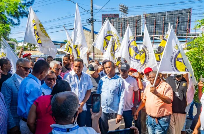 Transportistas protestan frente al Intrant exigiendo mantener el subsidio a los combustibles