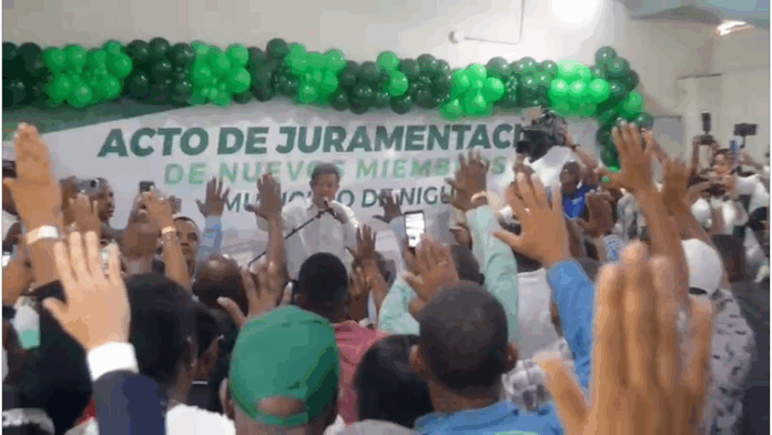 Fernández acusa al PRM de manipular encuestas mientras la Fuerza del Pueblo crece Fernández acusa al PRM de manipular encuestas mientras la Fuerza del Pueblo crece