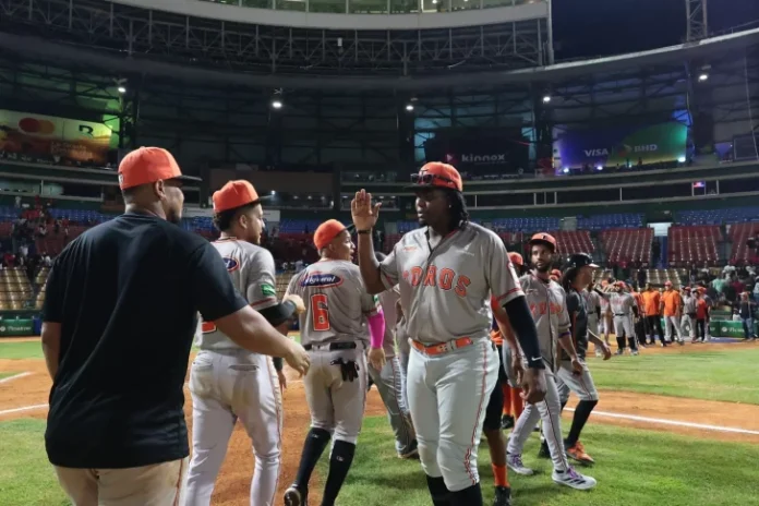 Celestino y Sánchez lideran triunfo de los Toros Celestino y Sánchez lideran triunfo de los Toros